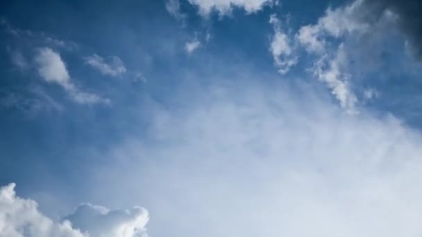 Ciel bleu avec nuages en gros plan. Temps écoulé 