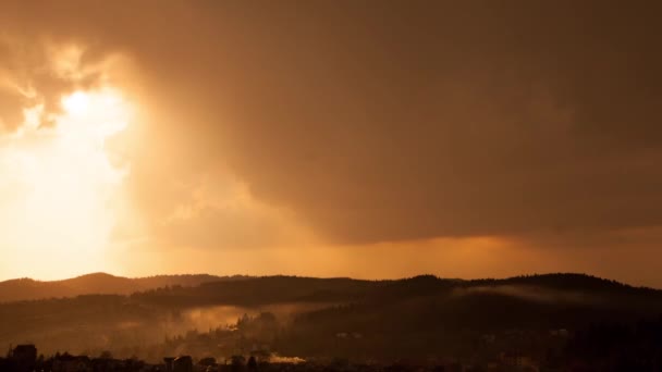 Majestätischer Sonnenuntergang in der Berglandschaft. Karpathie, Ukraine. Zeitraffer. — Stockvideo