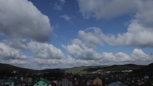 Majestueuze bergen landschap onder ochtend hemel met wolken. Karpaten, Oekraïne, Europa. Timelapse — Stockvideo