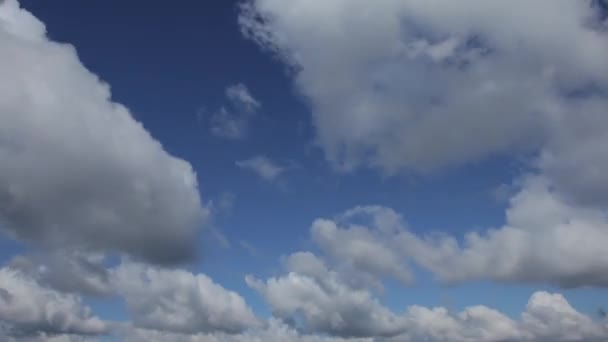 Ciel bleu avec nuages en gros plan. Temps écoulé 