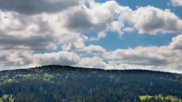 雲と朝空の下雄大な山の風景。カルパチア、ウクライナ、ヨーロッパ。タイムラプス — ストック動画