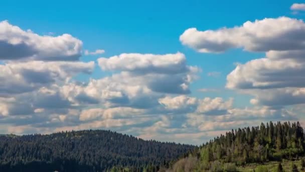 雲と朝空の下雄大な山の風景。カルパチア、ウクライナ、ヨーロッパ。タイムラプス — ストック動画