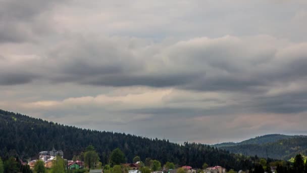 Majestueuze bergen landschap onder ochtend hemel met wolken. Karpaten, Oekraïne, Europa. Timelapse — Stockvideo