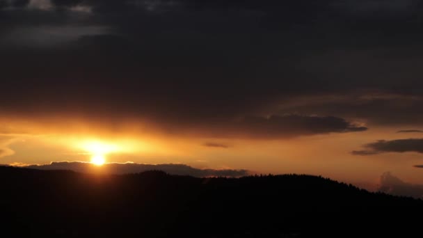 山の風景の雄大な夕日。カルパチア、ウクライナ。タイムラプス. — ストック動画