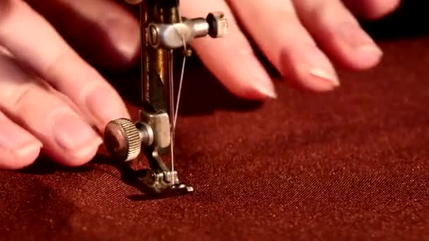 Mãos femininas atrás de seu processo de costura no tecido marrom — Vídeo de Stock