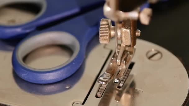 Oude werkende zilveren naaimachine met blauwe schaar, close-up, Slow Motion — Stockvideo