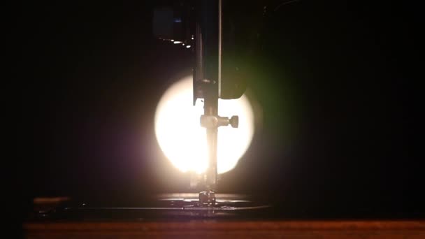 Часть антикварной рабочей серебристой швейной машинки, задний свет, замедленная съемка — стоковое видео
