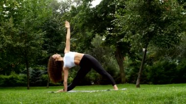 Pratik Yoga parkta güzel kadın