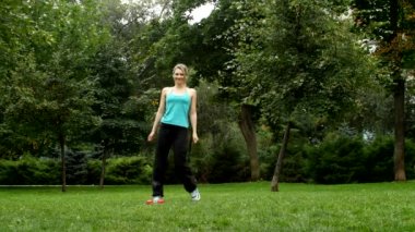 Fitness Egzersiz fitness gücü eğitim egzersiz çimenlerin üzerinde halter kullanan kadın. Yeşil park küçük ağırlıkları ile egzersiz eğitmen.