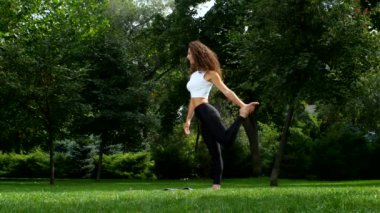 Pratik Yoga parkta güzel kadın