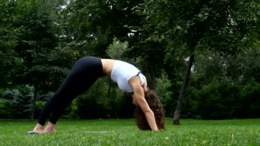 Pratik Yoga parkta güzel kadın