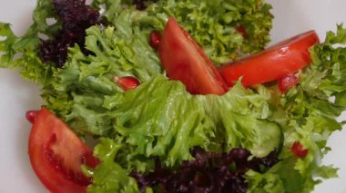 Vejetaryen Salata marul yaprağı Falls'ta kapatın. Ağır çekim.