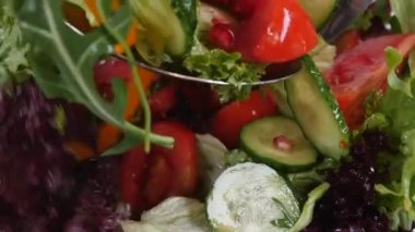 Taze karışık sebze salata üzerine beyaz izole kase içine düşme. Ağır çekim.