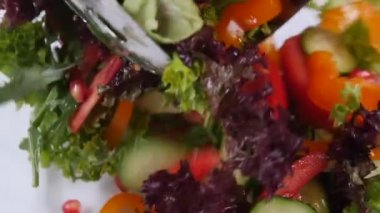 Taze karışık sebze salata üzerine beyaz izole kase içine düşme. Ağır çekim.