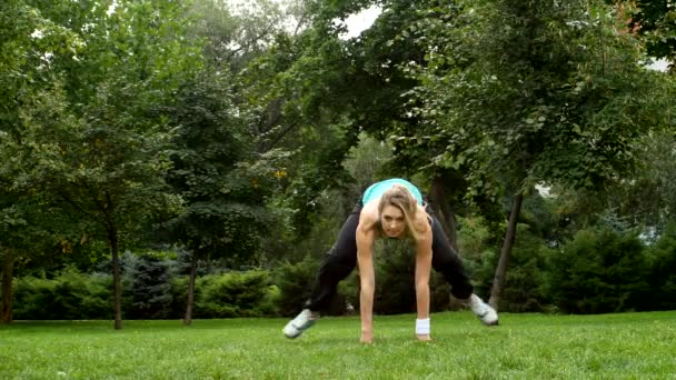 Giovane donna seduta su spago nel parco — Video Stock