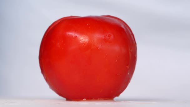 Tomatenscheiben mit einem Schlag in vier Teile — Stockvideo