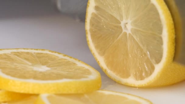 Knife a cutting juicy lemon on a white background — Stock Video