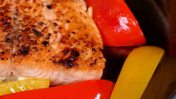 El pescado rojo se fríe en una sartén con limón — Vídeo de stock
