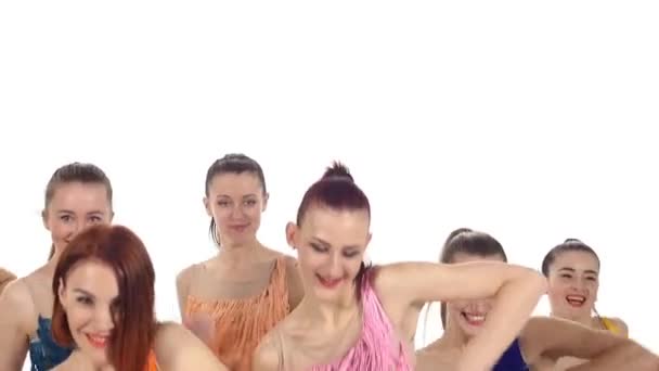 Cheerleading, lányok táncol mosolyogva a kamerát. lassított. Közelről. Érzelmek — Stock videók