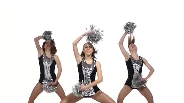 Menina em traje preto com pom-poms dançando em competições de cheerleading, sorrindo para a câmera, câmera lenta — Vídeo de Stock