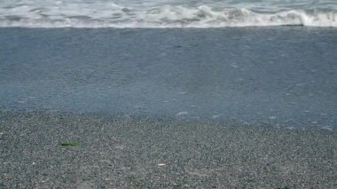 Kum plaj ve mavi dalga