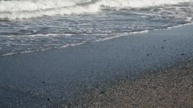 Yaz tatilinde plaj kum usahilde yürüyen kişi