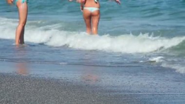 Suda yürüyen ve yüzen kadınlar