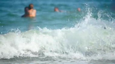 Dalgalar dalgalar iken denizin mavi suda oynayan çift