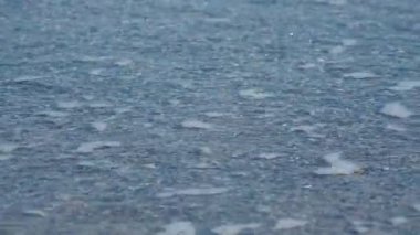 Kristal dalga sabah ları deniz kıyısında ki kumda yıkanıyor.