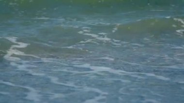 Gri kumda köpük dalgaları, Karadeniz