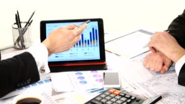 Tabloda finansal grafikler, bir iş projesi geliştirme ve piyasa veri bilgilerini analiz, iş görüşmelerinde tablet, grafik