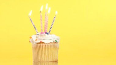 lezzetli doğum günü kek Sarı zemin üzerine beş mum