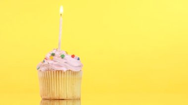 sarı arka plan üzerinde tek bir mum ile lezzetli doğum günü kek