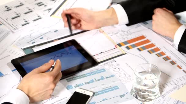 Geschäftsverhandlungen: Tablet mit Diagrammen auf dem Tisch, Entwicklung eines Geschäftsprojekts und Analyse von Marktinformationen