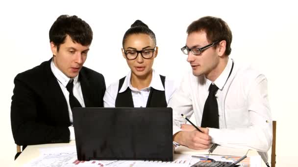 Business-Team fröhlich reden. Laptop vor ihnen — Stockvideo