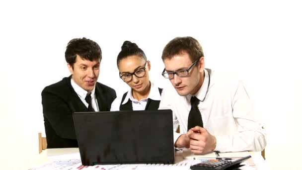 Equipo de negocios mirando a la computadora portátil en previsión de la finalización de la transacción. Alegría y emoción — Vídeos de Stock