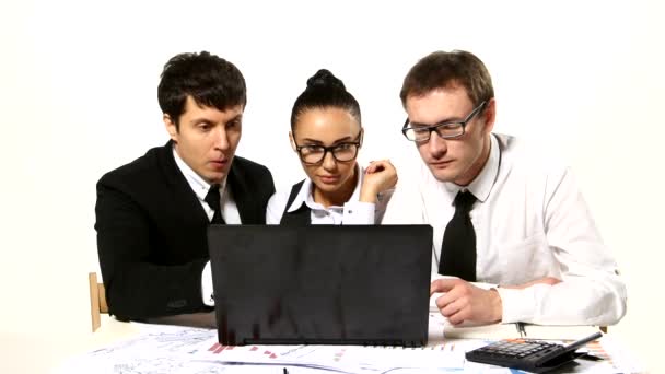 Equipe de negócios falando alegremente. laptop na frente deles, apertando as mãos — Vídeo de Stock