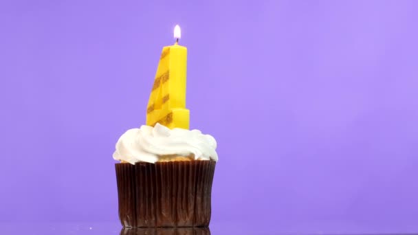 Γενέθλια cupcake με κερί νούμερο τέσσερα. — Αρχείο Βίντεο