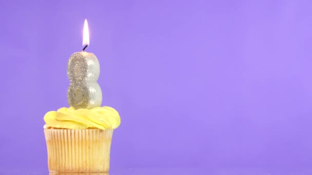 Cupcake di compleanno con candela numero otto . — Video Stock