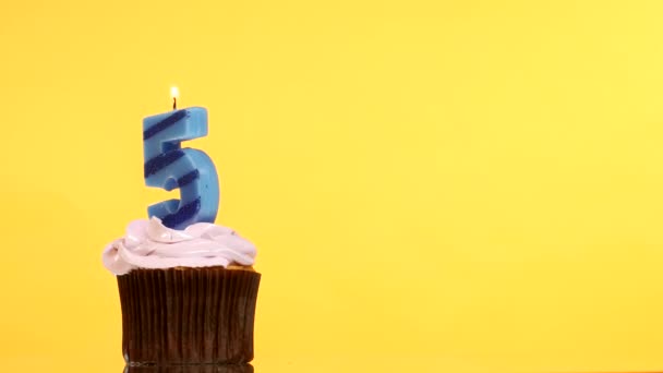 Cupcake di compleanno con candela numero cinque . — Video Stock