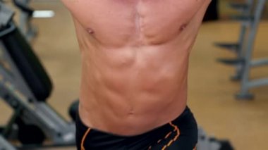 Ekipman spor salonunda yakışıklı, atletik biri inşaat dışarı, cam yukarı taşır