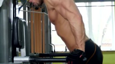 Kaslı sporcu elleri jimnastik salonu için egzersizleri yapıyor