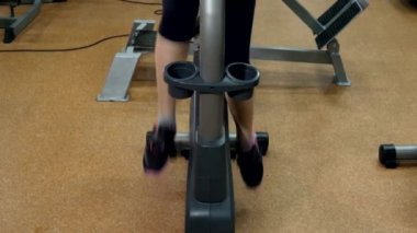 Sportif kız fitness salonunda Bisiklete binme, cam, yavaş hareket eder