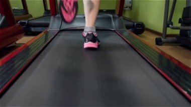Güzel kız bir egzersiz fitness üzerinde yapmak izlemek spor salonunda, ağır çekim