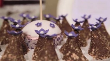 Kahverengi Pastalar ile plaka. Yakın çekim. Dolly vurdu.