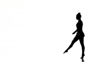 Güzel genç akrobat jimnastik dublör gerçekleştirir .