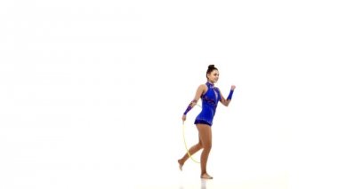 Güzel kadın jimnastikçi ile bir mavi eşofman hula hoop