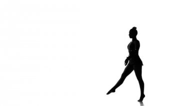 Atlar ağır çekim siluetleri Beautiful Genç acrobat gerçekleştirir