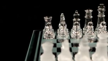 4 k. cam satranç siyah arka plan üzerine kurulu. Vinç vurdu