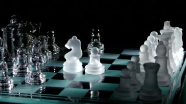 4 k. hareketli beyaz satranç cam chesboard üzerinde